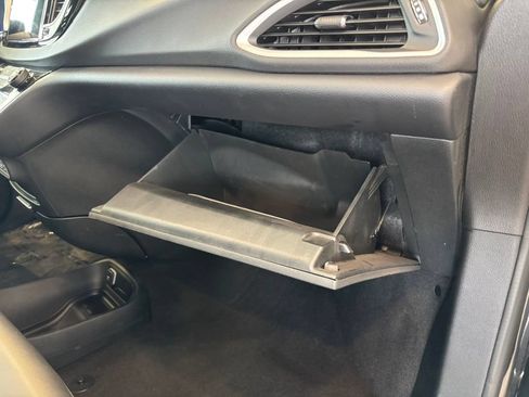 Used 2025 Chrysler Pacifica Select FWD image 23