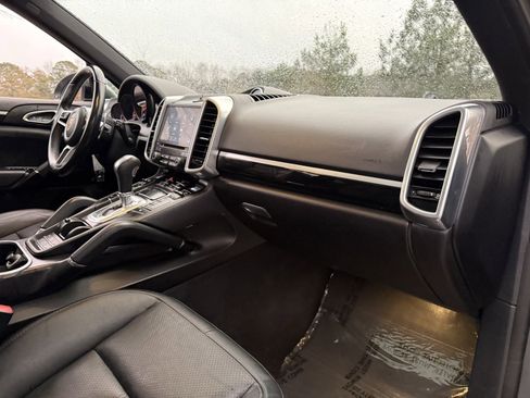 Used 2018 Porsche Cayenne Platinum Edition image 25