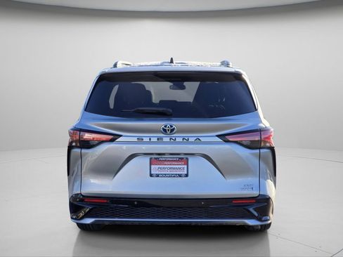 Used 2021 Toyota Sienna XSE FWD image 22