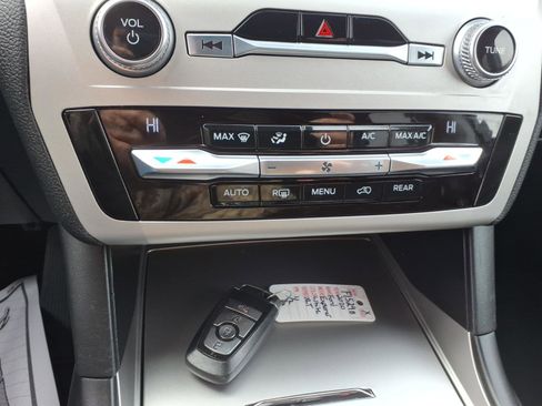 Used 2020 Ford Explorer XLT image 15