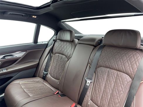 Used 2022 BMW 750i xDrive w/ Luxury Rear Seating Package image 38