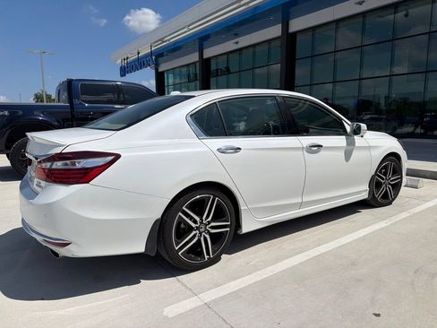 Used 2017 Honda Accord Touring image 5