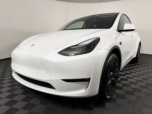 Used 2024 Tesla Model Y Long Range AWD/4WD image 3