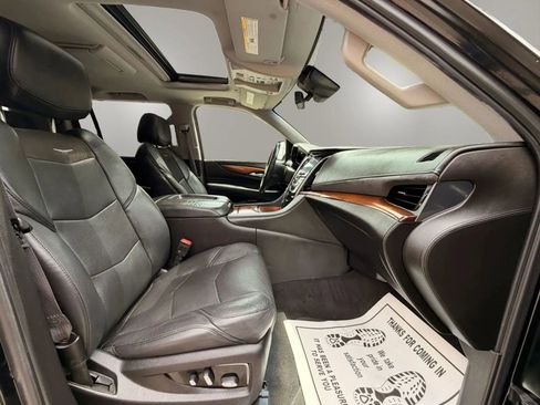 Used 2017 Cadillac Escalade ESV Premium Luxury RWD image 18