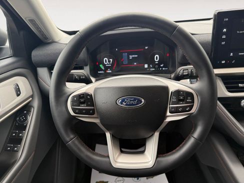 Used 2025 Ford Explorer Active AWD/4WD image 16