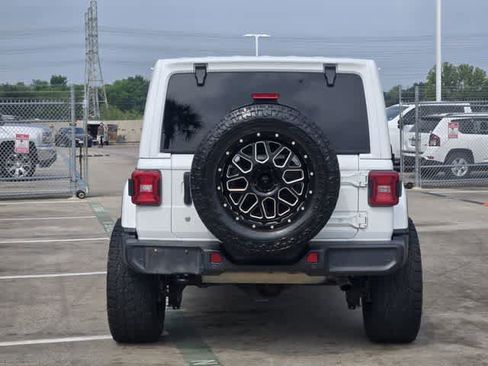 Used 2018 Jeep Wrangler Unlimited Sahara AWD/4WD image 5