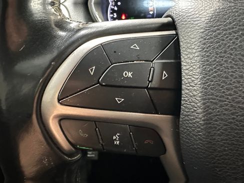 Used 2019 Jeep Grand Cherokee Laredo RWD image 27