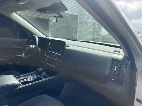 Used 2024 Nissan Pathfinder S image 13