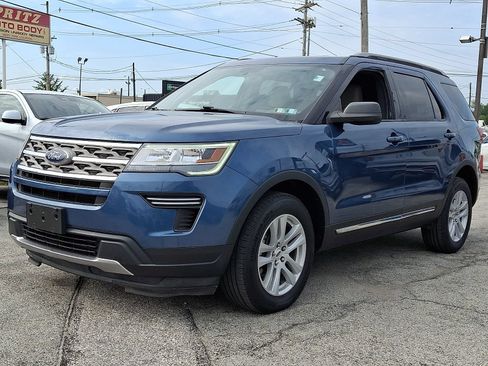 Used 2018 Ford Explorer XLT AWD/4WD image 3
