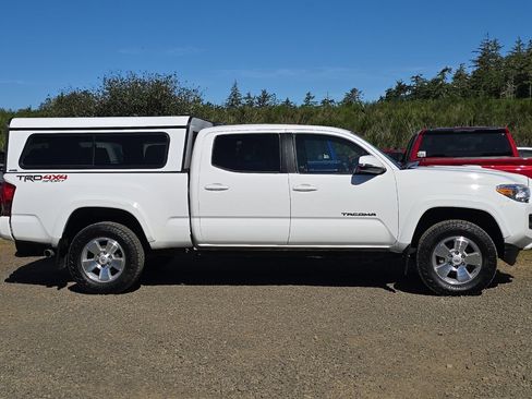 Used 2017 Toyota Tacoma TRD Sport AWD/4WD image 3