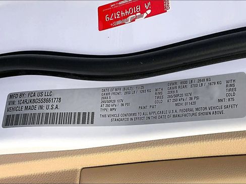 Used 2025 Jeep Grand Cherokee L Limited w/ Black Appearance Package AWD/4WD image 34