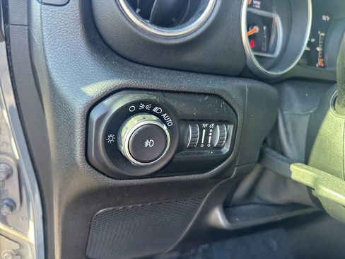 Used 2020 Jeep Wrangler Unlimited Sahara image 21