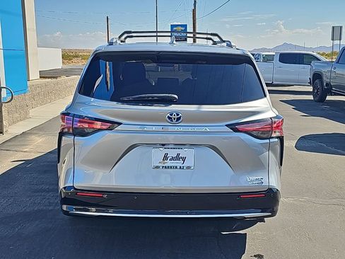 Used 2021 Toyota Sienna Limited image 4