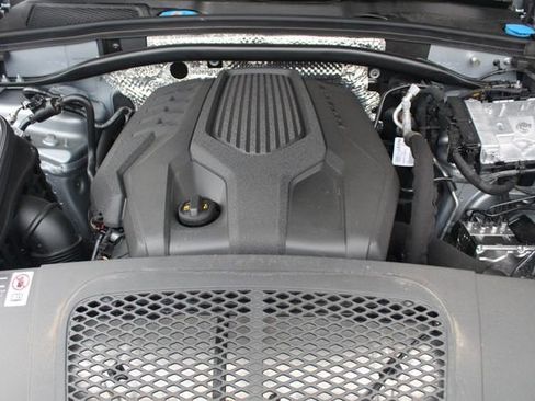 Certified 2025 Porsche Macan image 16