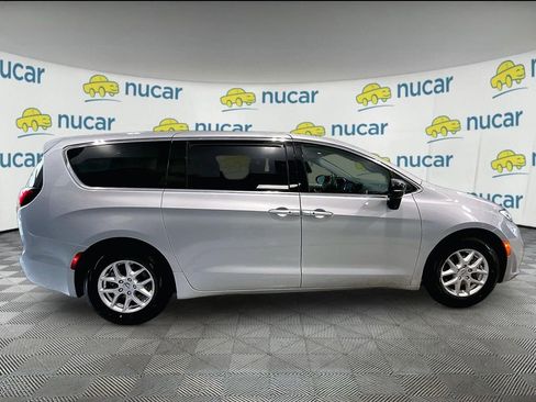 Used 2024 Chrysler Pacifica Touring-L image 8