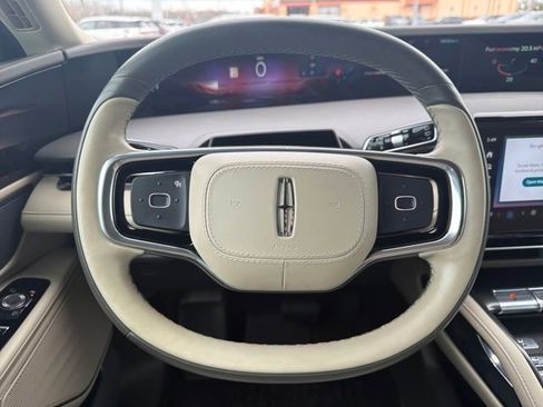 Used 2024 Lincoln Nautilus Premier image 19