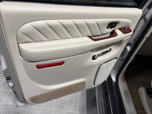 Used 2004 Cadillac Escalade ESV Platinum image 22