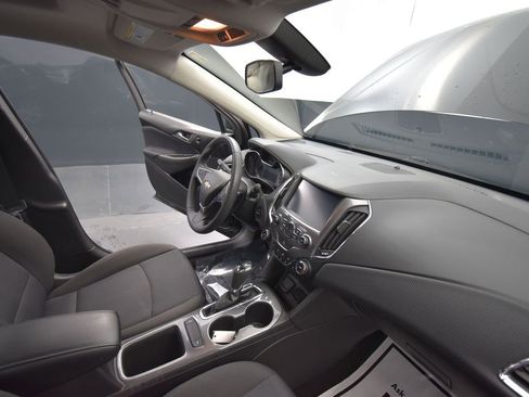 Used 2018 Chevrolet Cruze LT image 18