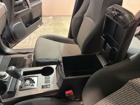 Used 2016 Toyota 4Runner SR5 AWD/4WD image 19