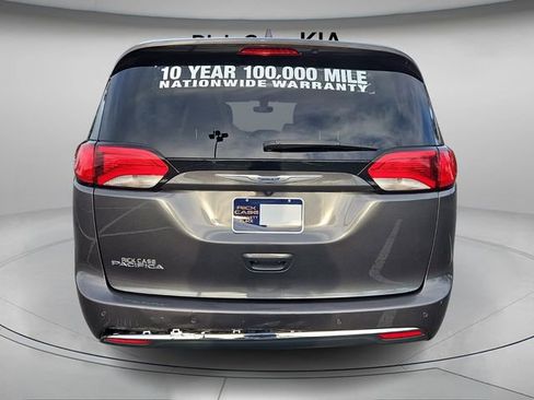 Used 2020 Chrysler Pacifica Touring-L image 6