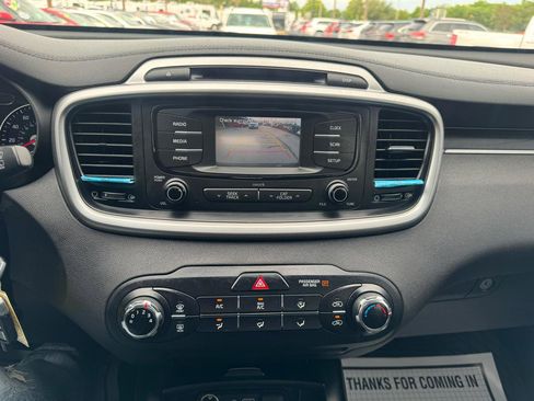 Used 2017 Kia Sorento LX image 14