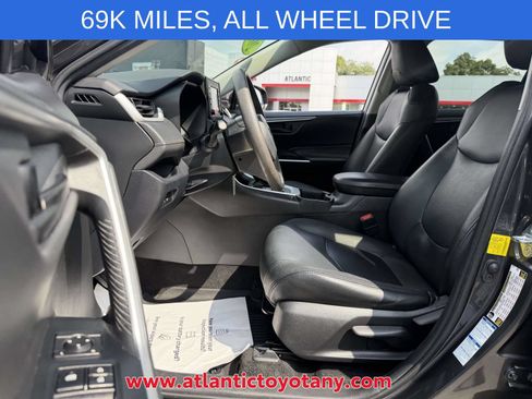 Used 2020 Toyota RAV4 LE w/ Carpet Mat Package AWD/4WD image 12
