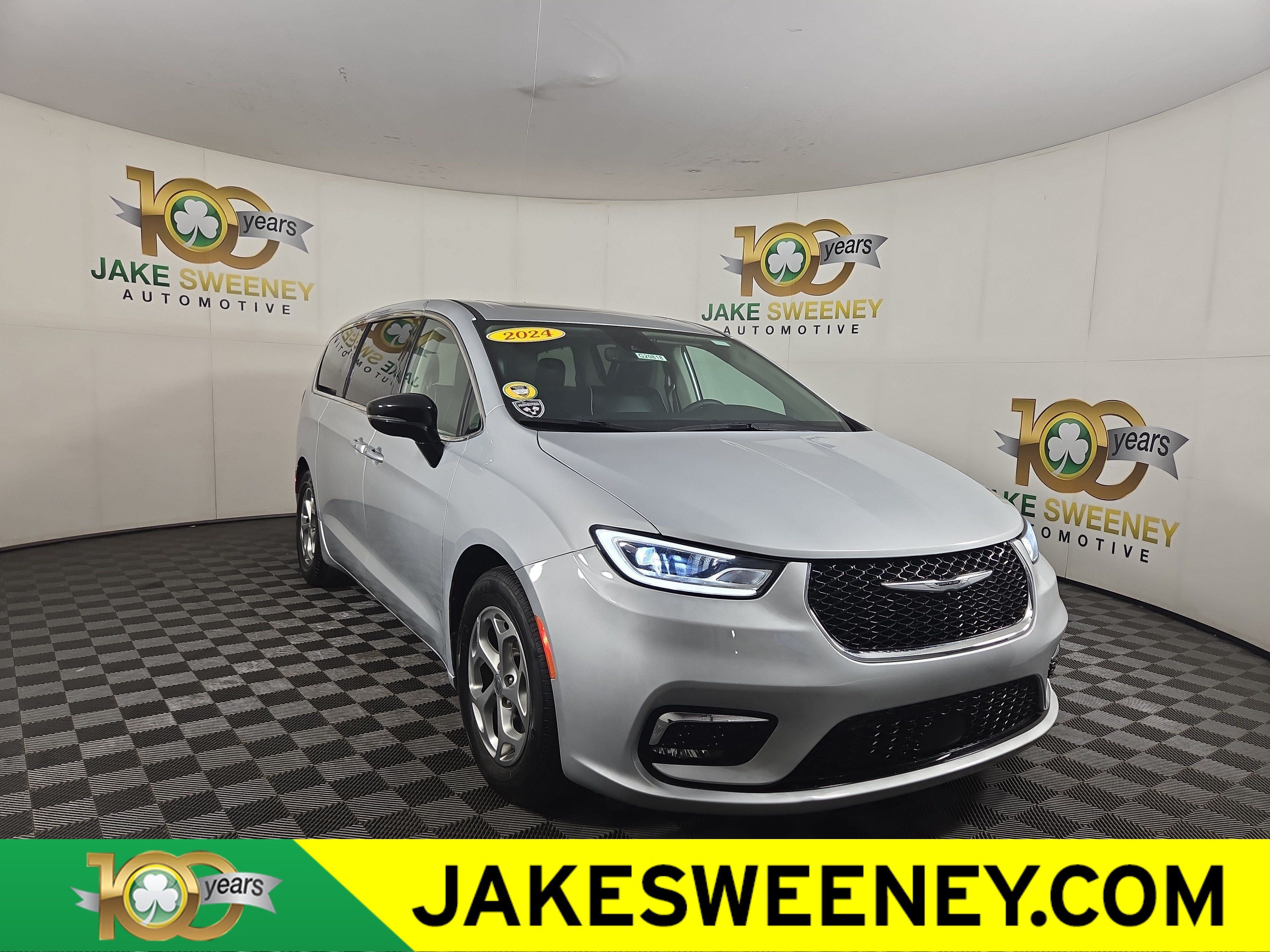 Used 2024 Chrysler Pacifica Limited FWD image 1