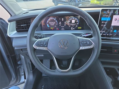 New 2026 Volkswagen Tiguan SE FWD image 17