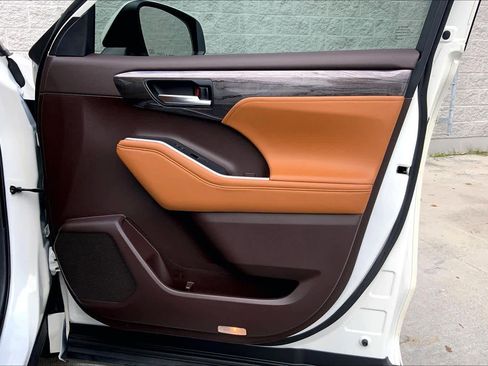 Used 2020 Toyota Highlander Platinum image 19