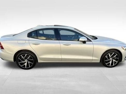 Used 2020 Volvo S60 T5 Momentum image 4