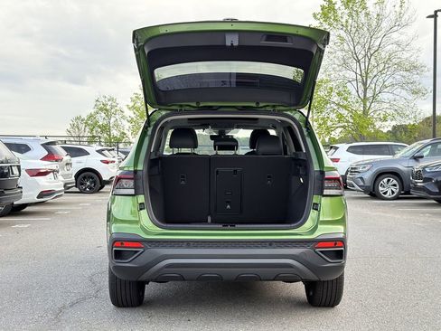 New 2026 Volkswagen Taos SE FWD image 14