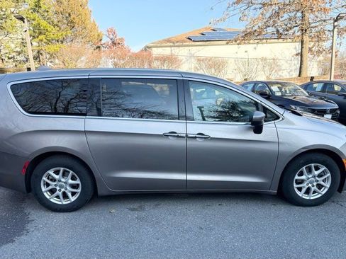 Used 2017 Chrysler Pacifica Touring image 6