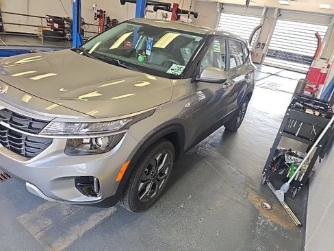 Used 2024 Kia Seltos LX AWD/4WD image 2