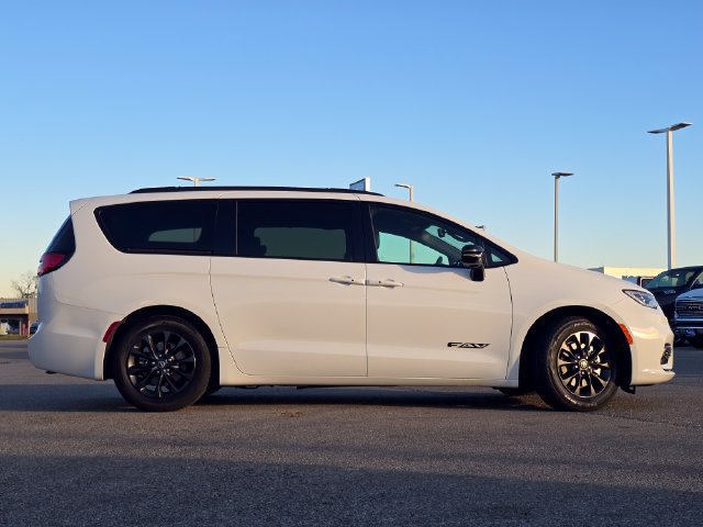 Certified 2025 Chrysler Pacifica Select w/ Fav Edition Package FWD image 27