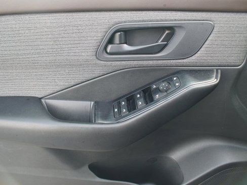 Used 2023 Nissan Rogue S image 26