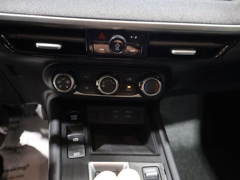 Used 2025 Nissan Kicks SV AWD/4WD image 27