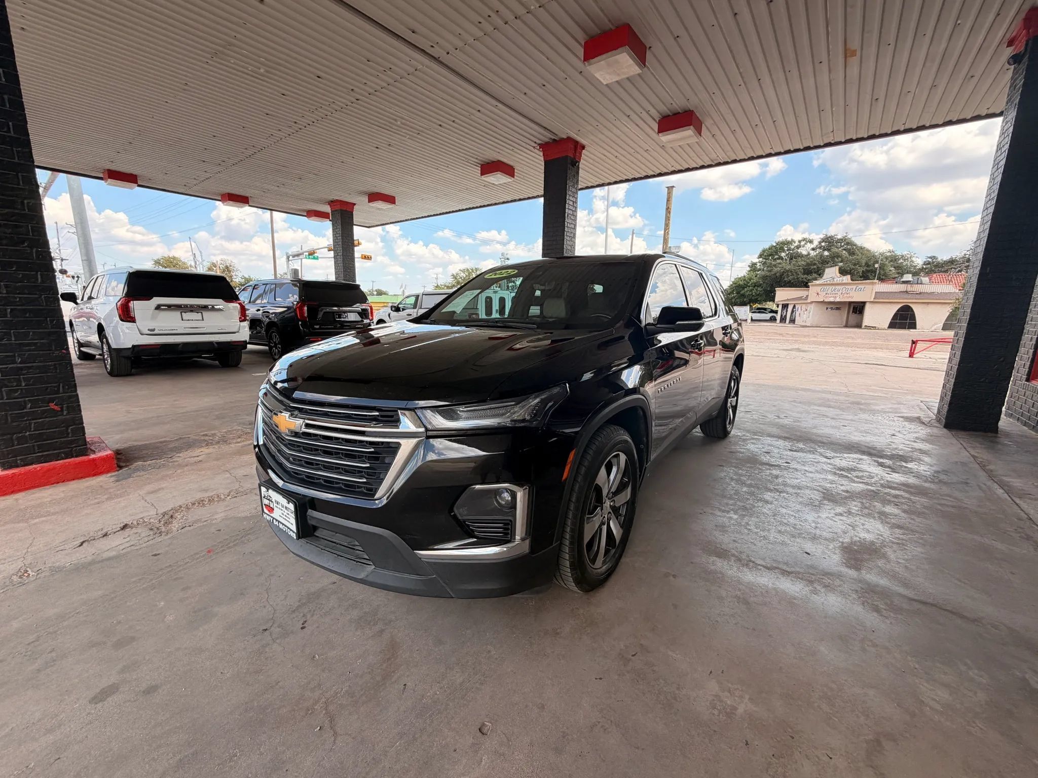 Used 2022 Chevrolet Traverse LT w/ LT Premium Package FWD image 1