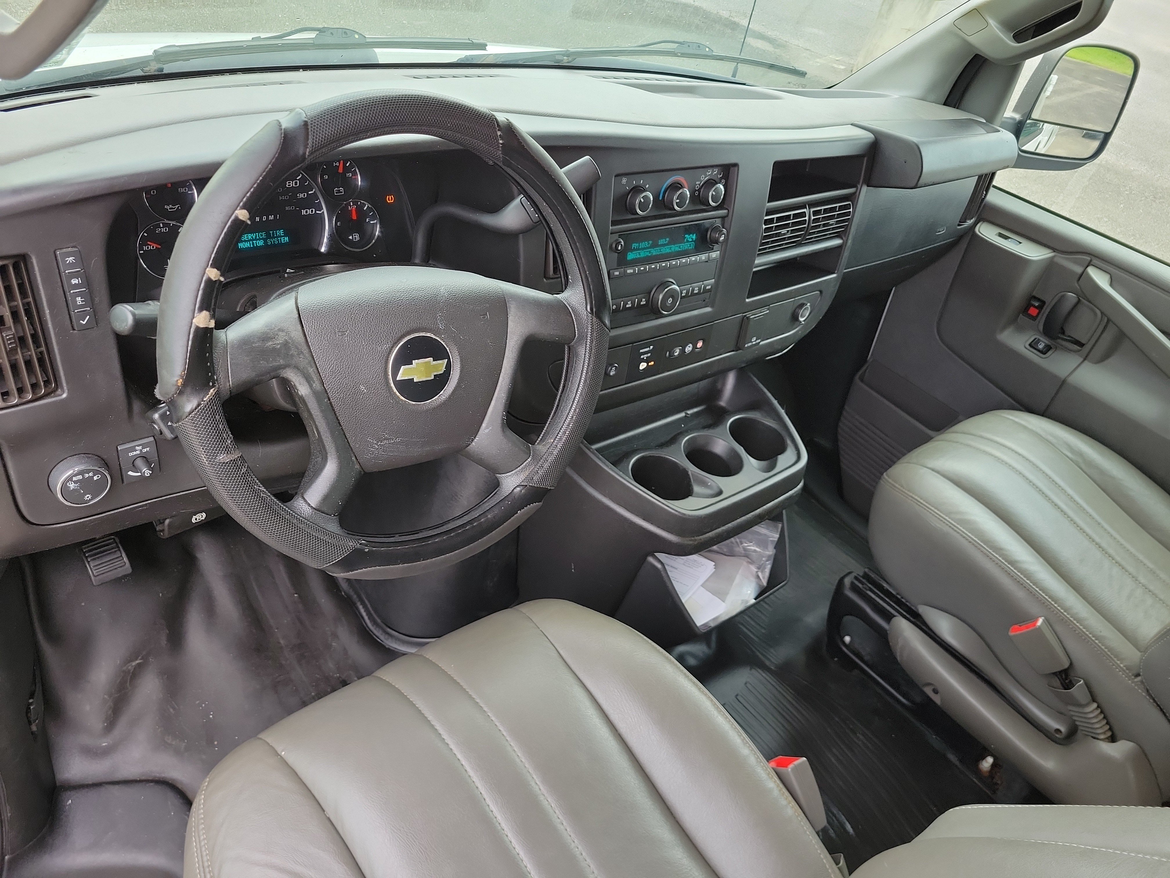 Used 2018 Chevrolet Express 2500 Extended RWD image 13