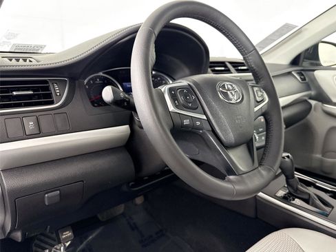 Used 2017 Toyota Camry SE image 4