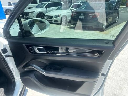 Used 2020 Porsche Cayenne AWD/4WD image 7
