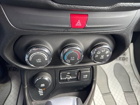 Used 2017 Jeep Renegade Latitude image 29