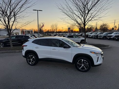 Used 2025 Chevrolet Trax RS w/ Driver Confidence Package image 4