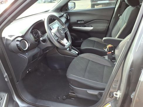Used 2018 Nissan Kicks SV image 10