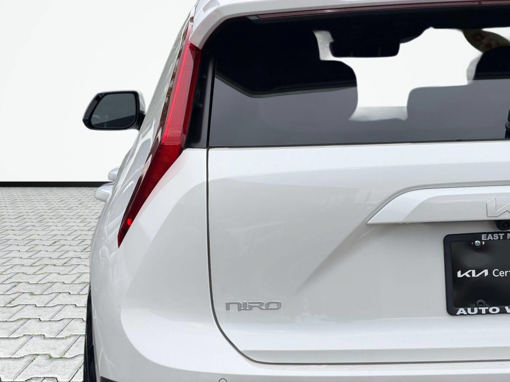 Certified 2025 Kia Niro Wave w/ Wave Preserve Package FWD image 13