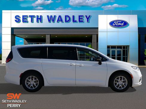 Used 2024 Chrysler Pacifica Touring-L image 2