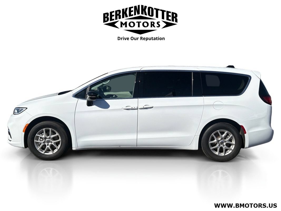 Used 2024 Chrysler Pacifica Touring-L FWD image 6