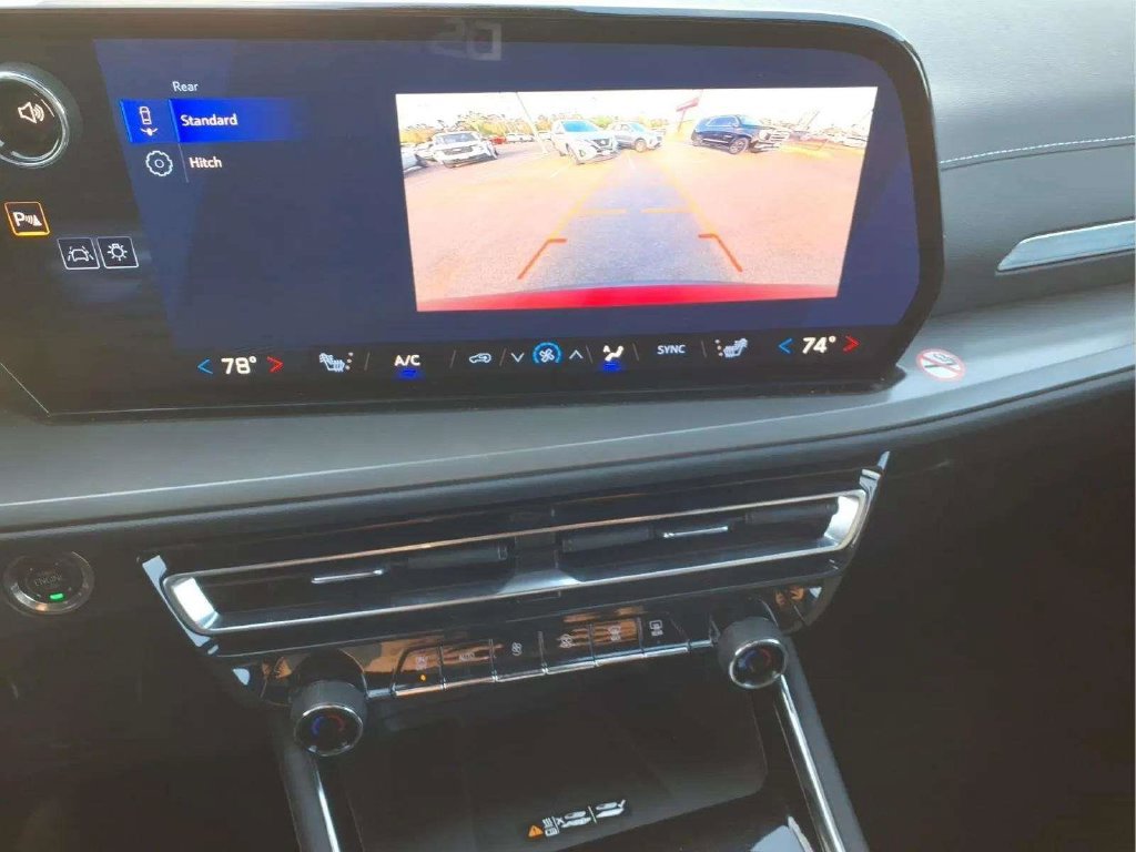 Used 2026 Chevrolet Traverse LT FWD image 14