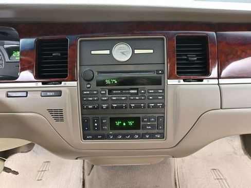 Used 2004 Lincoln Town Car Ultimate RWD image 27