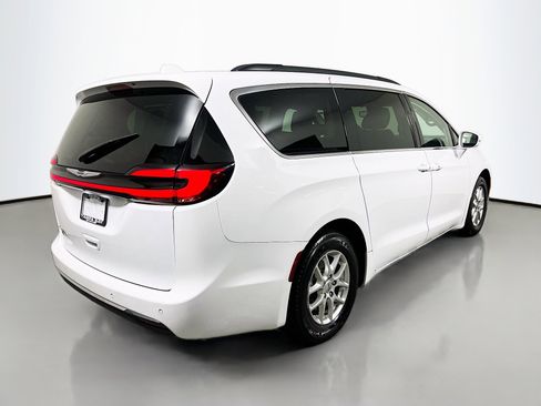 Used 2022 Chrysler Pacifica Touring-L image 4