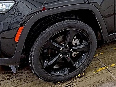 Used 2023 Jeep Grand Cherokee Altitude image 7